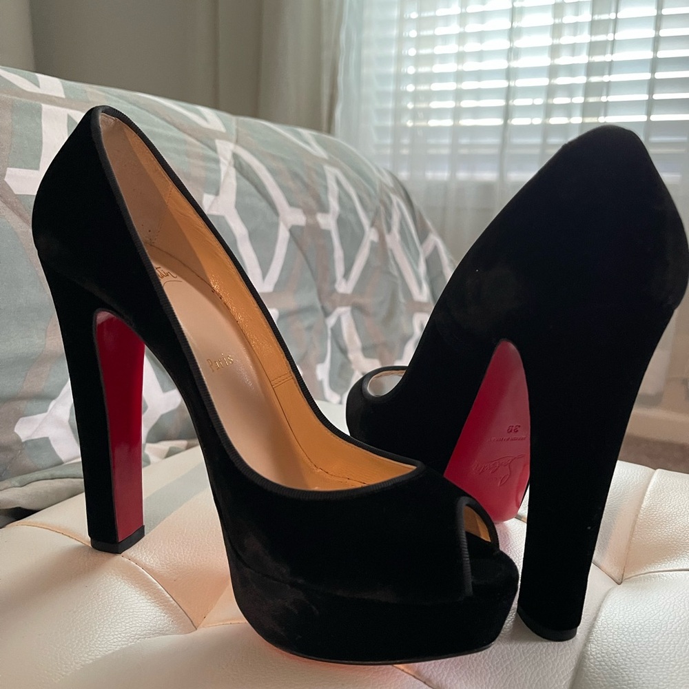 Louboutin 39 velvet black